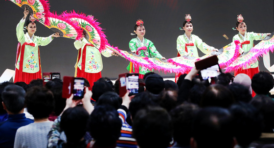 새봄 알리는 부채춤 공연