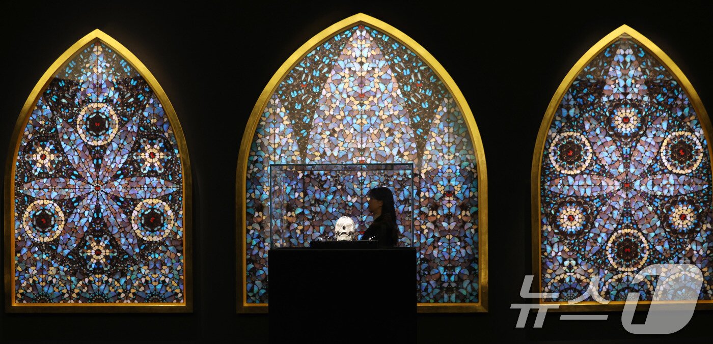 본문 이미지 - 18일 오전 서울 종로구 국립현대미술관 서울에서 열린 세계적인 현대미술 거장 데이미언 허스트 개인전 '진실은 없어 그러나 모든 것은 가능하지' 기자간담회에서 참석자들이 작품을 둘러보고 있다.  2026.3.18 ⓒ 뉴스1 박지혜 기자