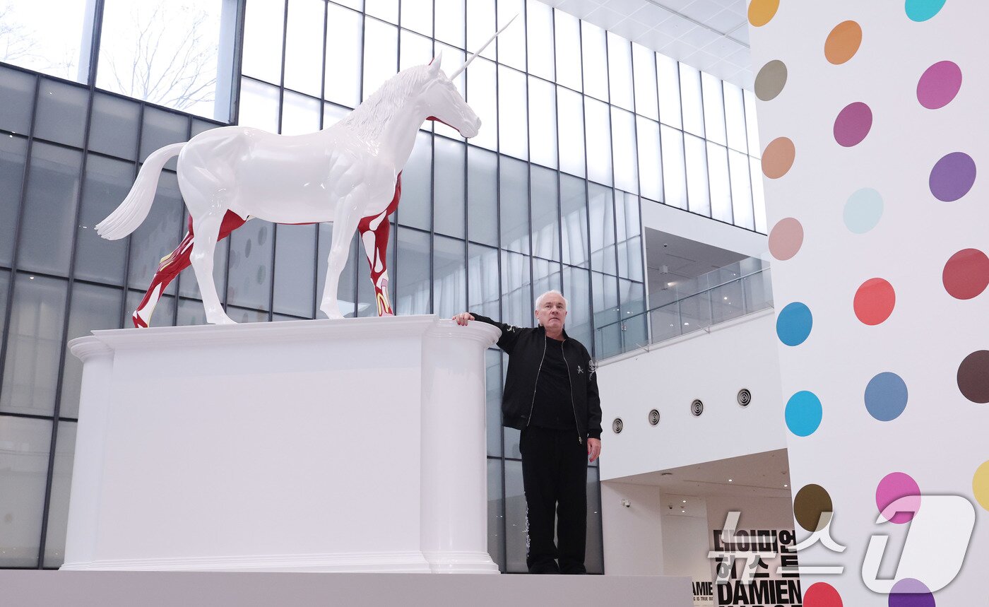 본문 이미지 - 세계적인 현대미술 거장 데이미언 허스트가 18일 오전 서울 종로구 국립현대미술관 서울에서 열린 자신의 개인전 '진실은 없어 그러나 모든 것은 가능하지' 기자간담회에서 포즈를 취하고 있다. 2026.3.18 ⓒ 뉴스1 박지혜 기자