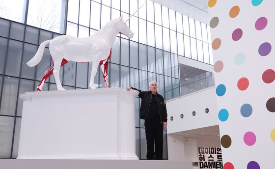 현대미술의 악동 허스트, 서울에 떴다