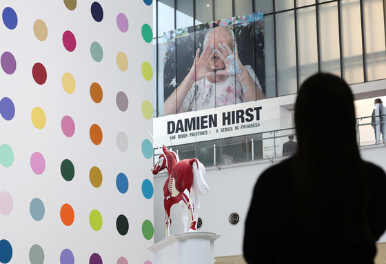 현대미술의 악동 허스트, 서울에 떴다