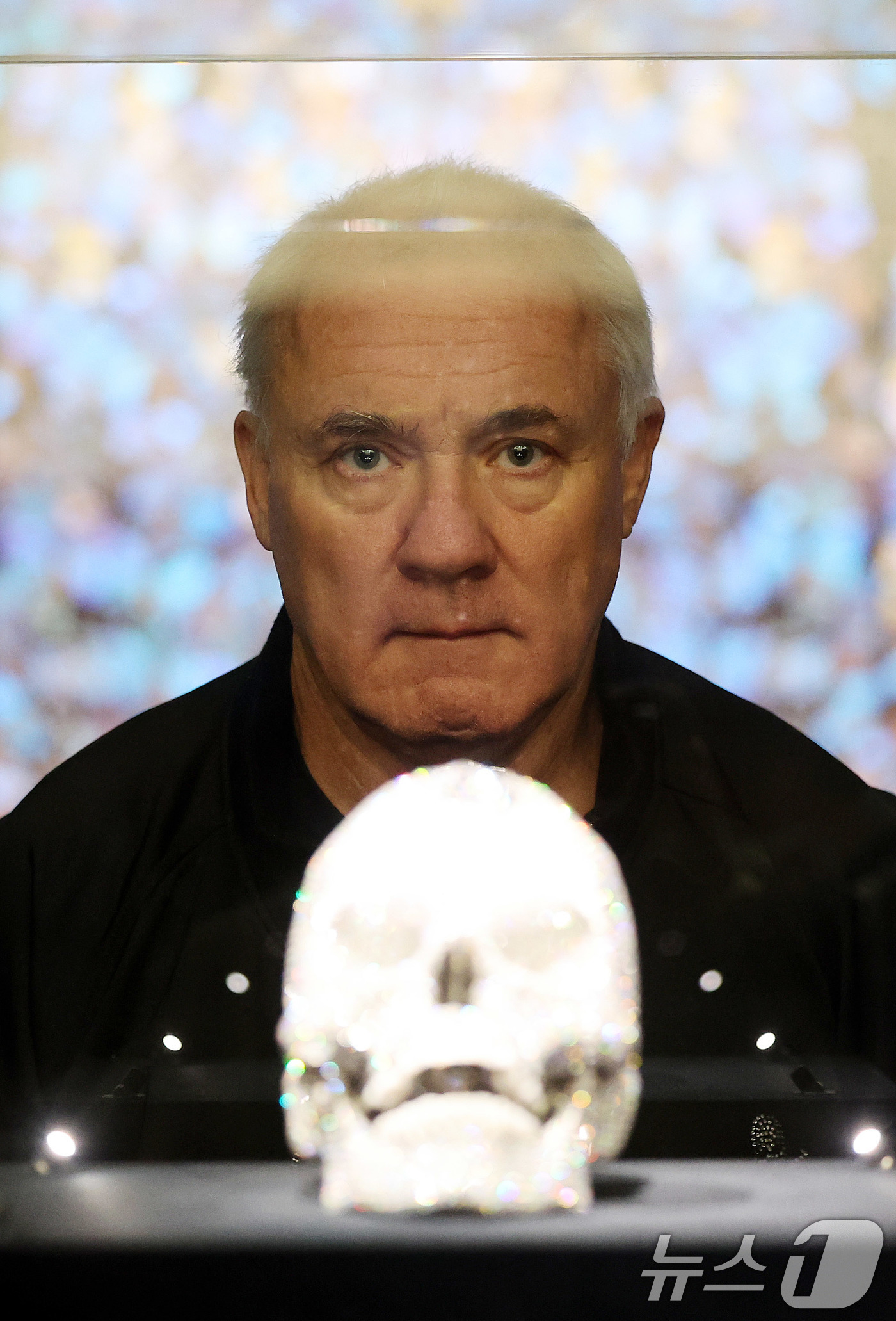 (서울=뉴스1) 박지혜 기자 = 세계적인 현대미술 거장 데이미언 허스트가 18일 오전 서울 종로구 국립현대미술관 서울에서 열린 자신의 개인전 '진실은 없어 그러나 모든 것은 가능하 …