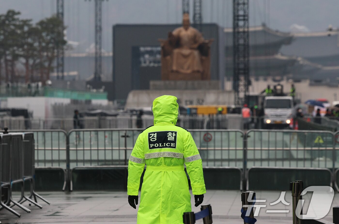 본문 이미지 - 서울 광화문광장에서 경찰이 경계 근무를 서고 있다. 2026.3.18 ⓒ 뉴스1 오대일 기자