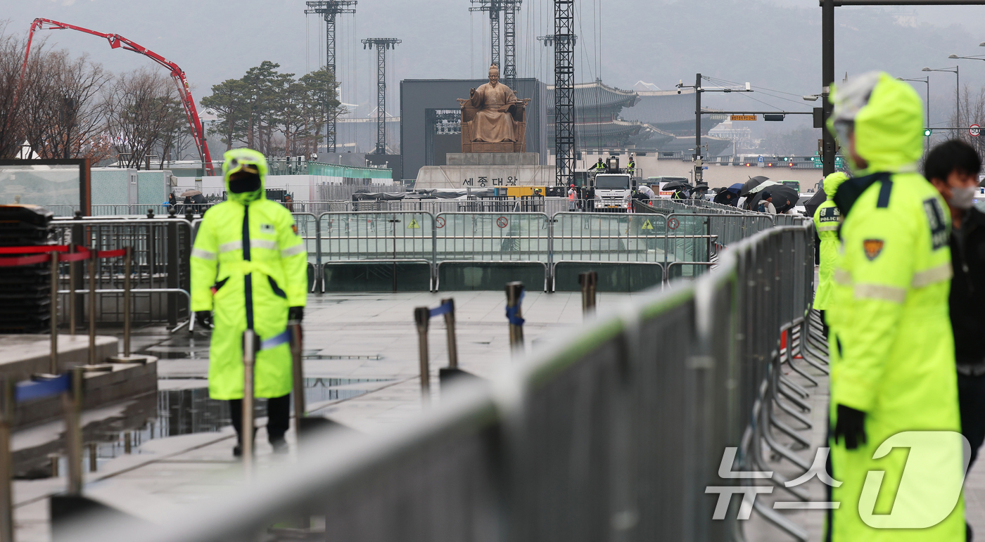 (서울=뉴스1) 오대일 기자 = 방탄소년단(BTS) 완전체 컴백 공연을 사흘 앞둔 18일 서울 광화문광장에서 경찰이 경계 근무를 서고 있다.정부는 이날 방탄소년단(BTS) 광화문 …