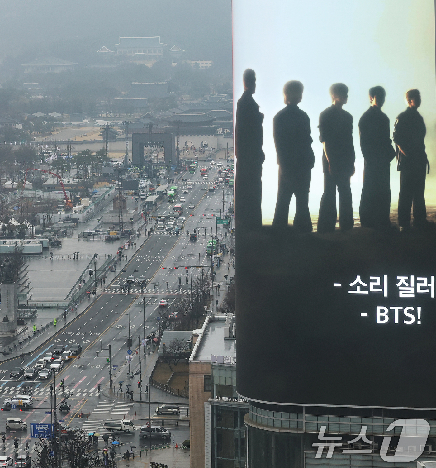 (서울=뉴스1) 오대일 기자 = 방탄소년단(BTS) 완전체 컴백 공연을 사흘 앞둔 18일 서울 광화문광장 인근 빌딩 전광판에 컴백 공연을 알리는 광고가 표출되고 있다.정부는 이날 …