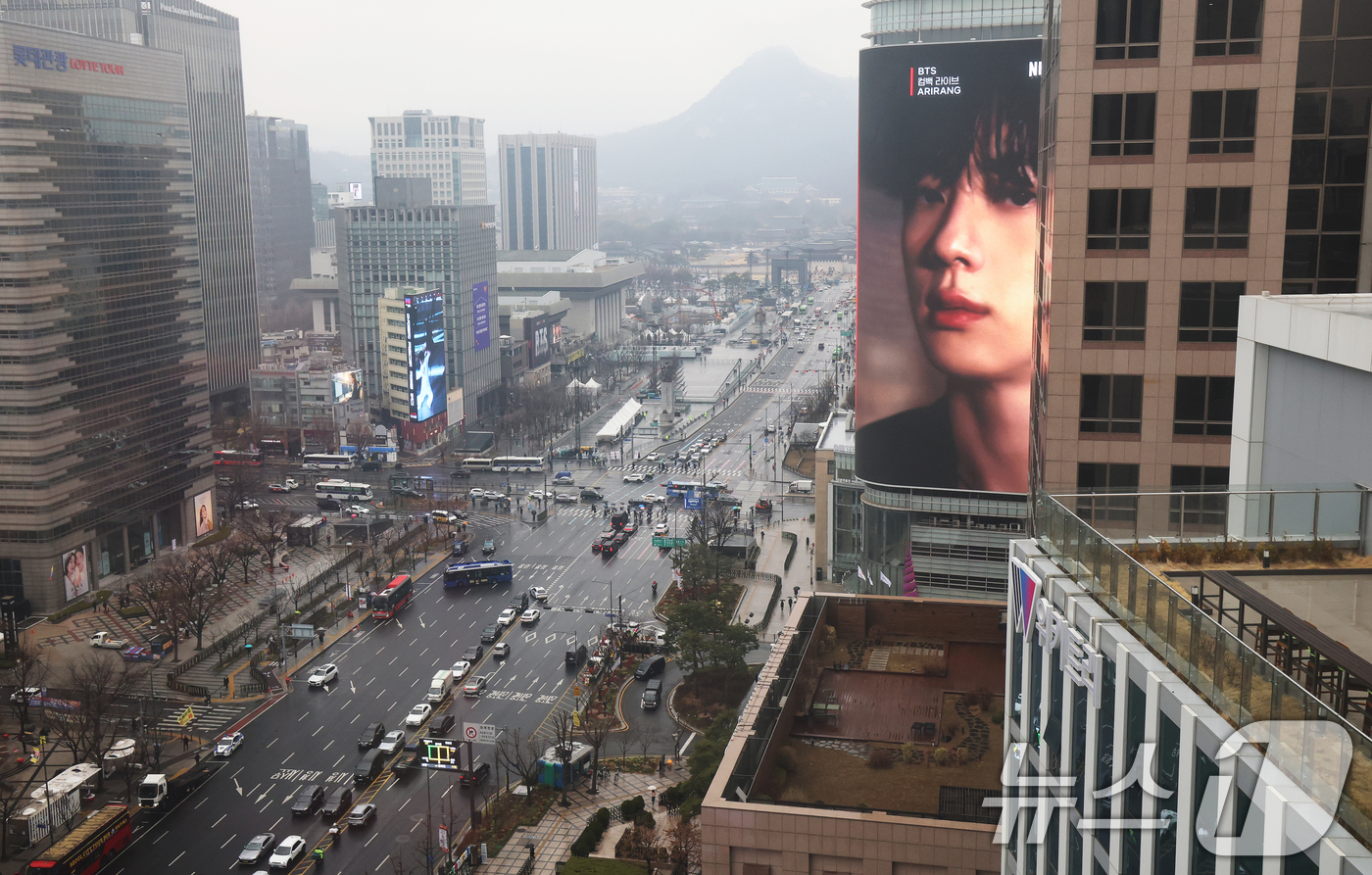 (서울=뉴스1) 오대일 기자 = 방탄소년단(BTS) 완전체 컴백 공연을 사흘 앞둔 18일 서울 광화문광장 인근 빌딩 전광판에 컴백 공연을 알리는 광고가 표출되고 있다.정부는 이날 …