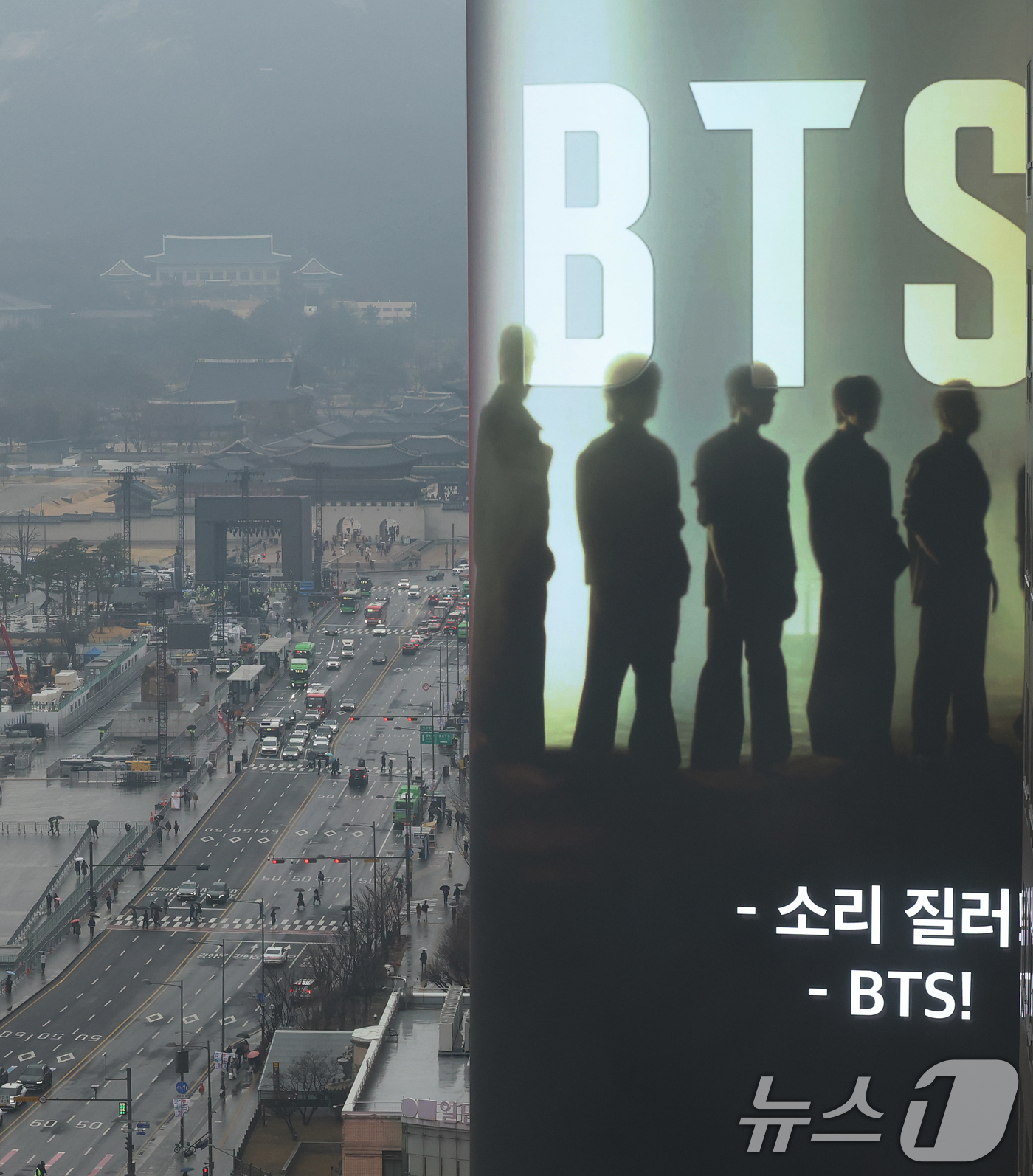 (서울=뉴스1) 오대일 기자 = 방탄소년단(BTS) 완전체 컴백 공연을 사흘 앞둔 18일 서울 광화문광장 인근 빌딩 전광판에 컴백 공연을 알리는 광고가 표출되고 있다.정부는 이날 …