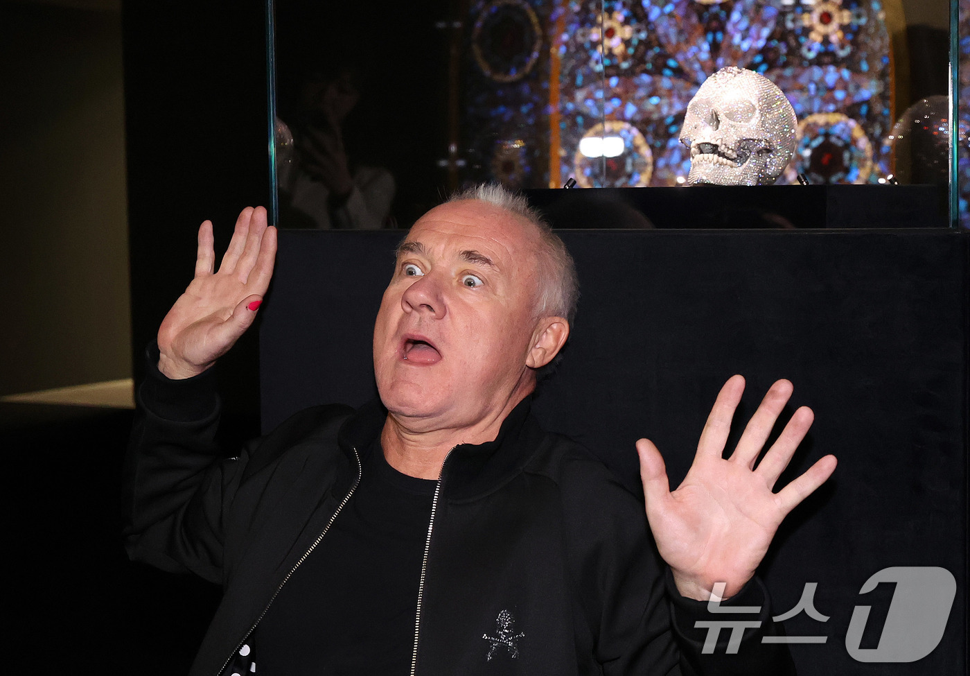 (서울=뉴스1) 박지혜 기자 = 세계적인 현대미술 거장 데이미언 허스트가 18일 오전 서울 종로구 국립현대미술관 서울에서 열린 자신의 개인전 '진실은 없어 그러나 모든 것은 가능하 …