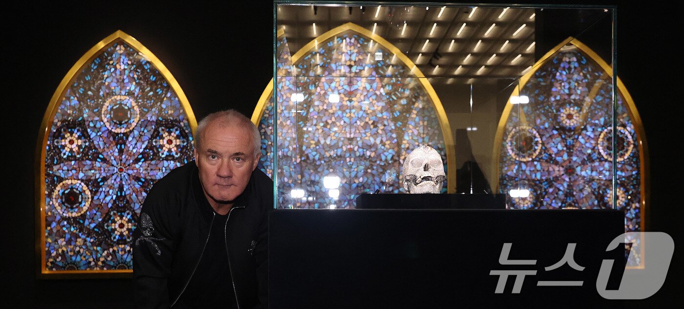 본문 이미지 - 세계적인 현대미술 거장 데이미언 허스트가 18일 오전 서울 종로구 국립현대미술관 서울에서 열린 자신의 개인전 '진실은 없어 그러나 모든 것은 가능하지' 기자간담회에서 포즈를 취하고 있다.2026.3.18 ⓒ 뉴스1 박지혜 기자