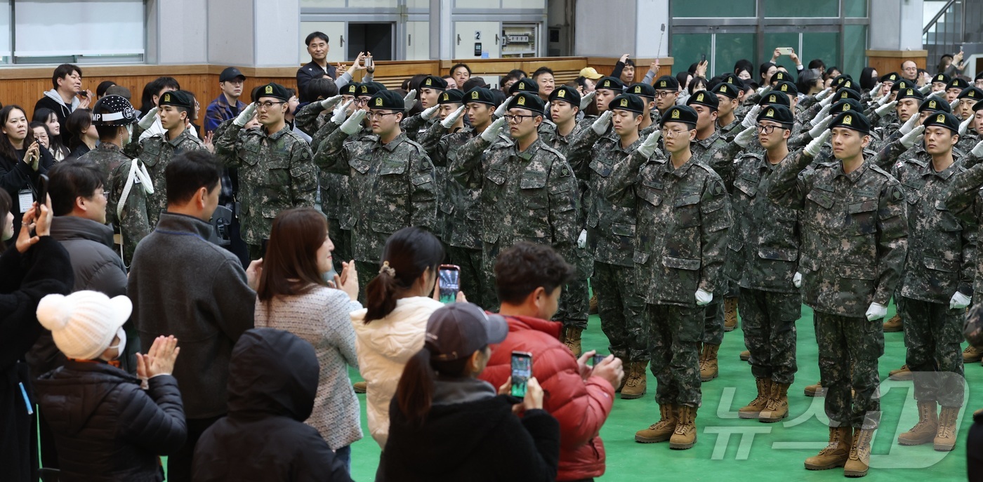 (임실=뉴스1) 유경석 기자 = 18일 전북 임실군 35사단 충경신병교육대대에서 올해 첫 입영 신병 수료식이 열린 가운데 신병교육을 마친 훈련병들이 부모님을 향해 경례를 하고 있다 …