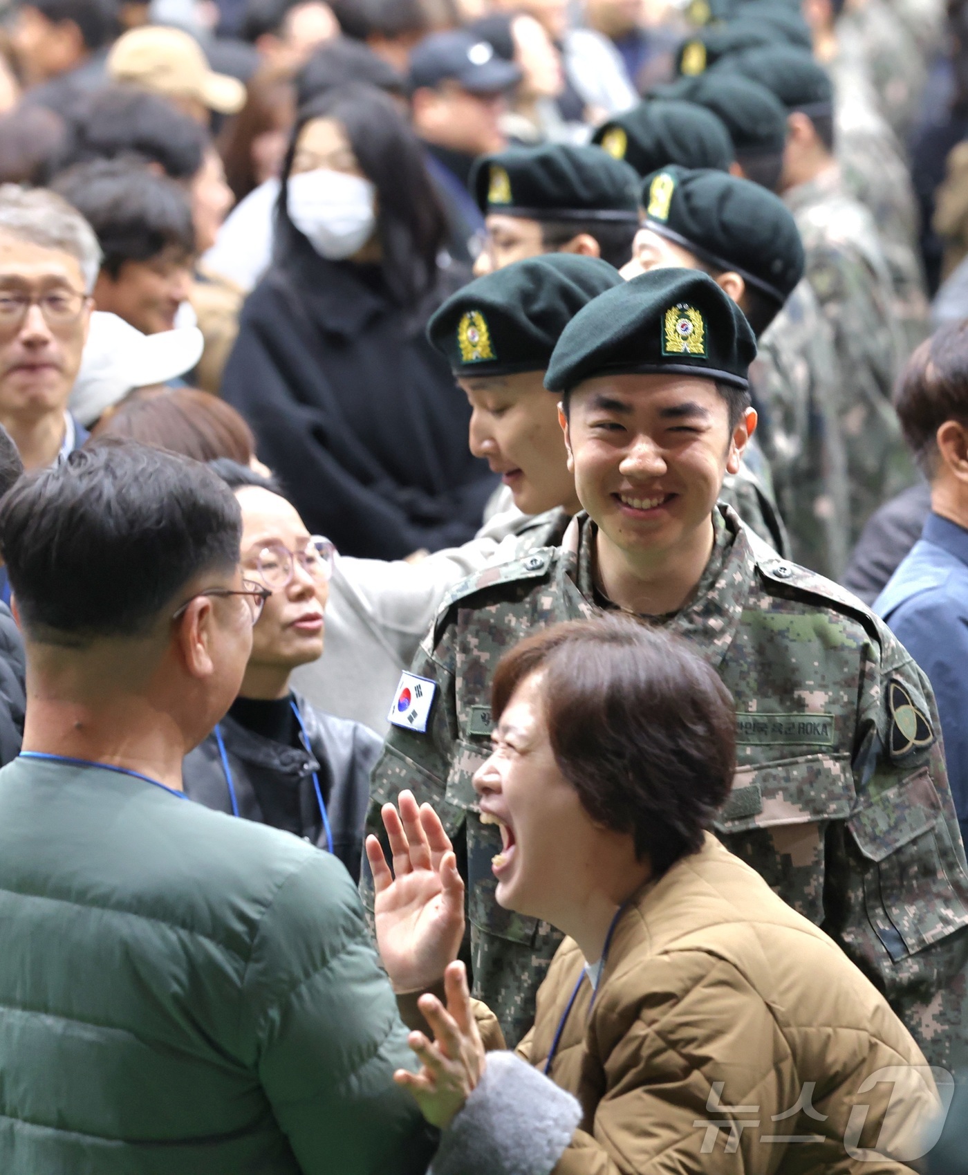 (임실=뉴스1) 유경석 기자 = 18일 전북 임실군 35사단 충경신병교육대대에서 올해 첫 입영 신병 수료식이 열린 가운데 신병교육을 마친 훈련병들이 부모님과 인사를 나누고 있다. …