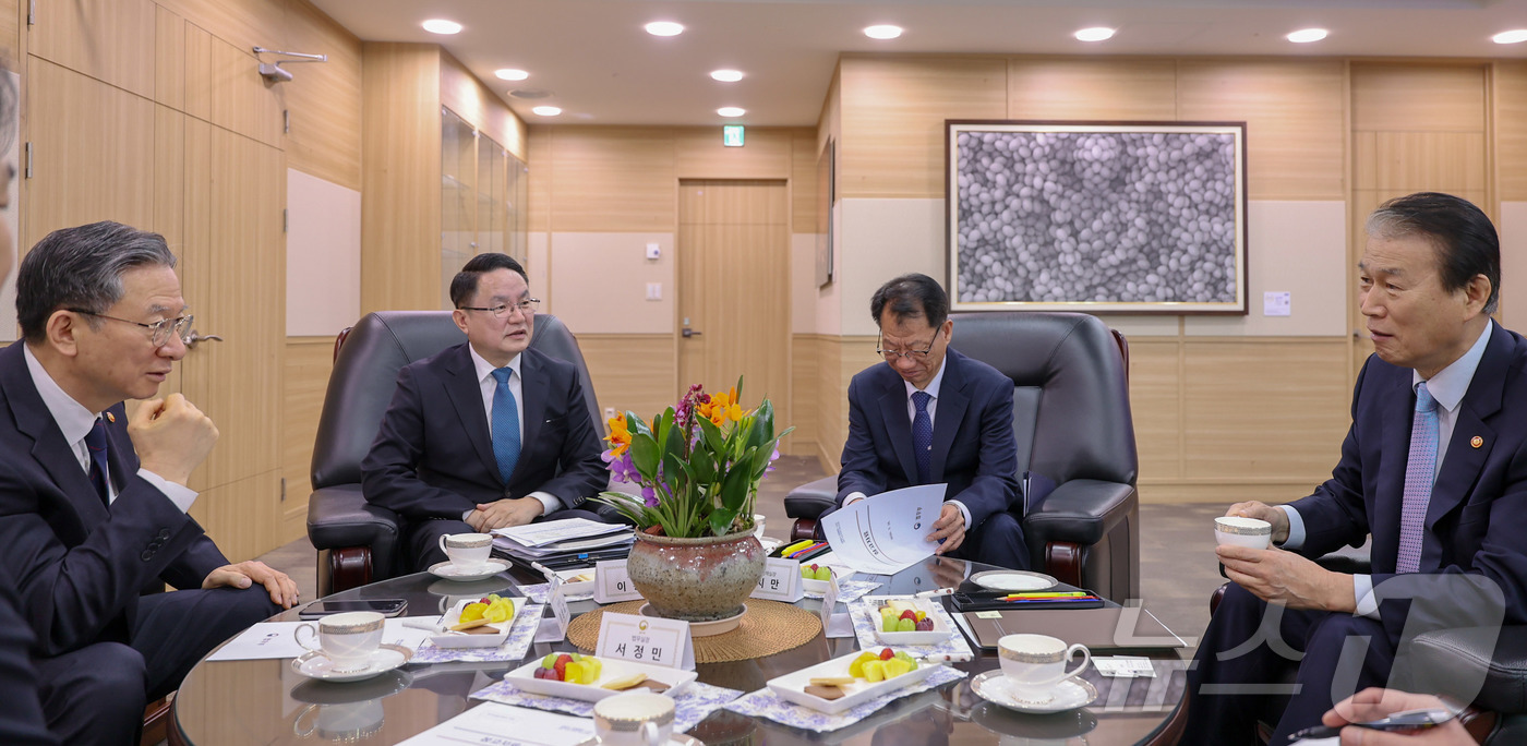 (서울=뉴스1) = 권오을 국가보훈부 장관이 18일 오전 경기도 과천시 정부과천청사 법무부에 방문해 정성호 법무부 장관과 친일재산귀속법 재제정안 입법을 위한 정책 협조 논의를 하고 …