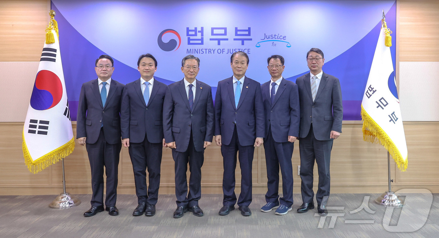 (서울=뉴스1) = 권오을 국가보훈부 장관이 18일 오전 경기도 과천시 정부과천청사 법무부에서 정성호 법무부 장관을 비롯한 관계자들과 기념촬영을 하고 있다. (국가보훈부 제공. 재 …