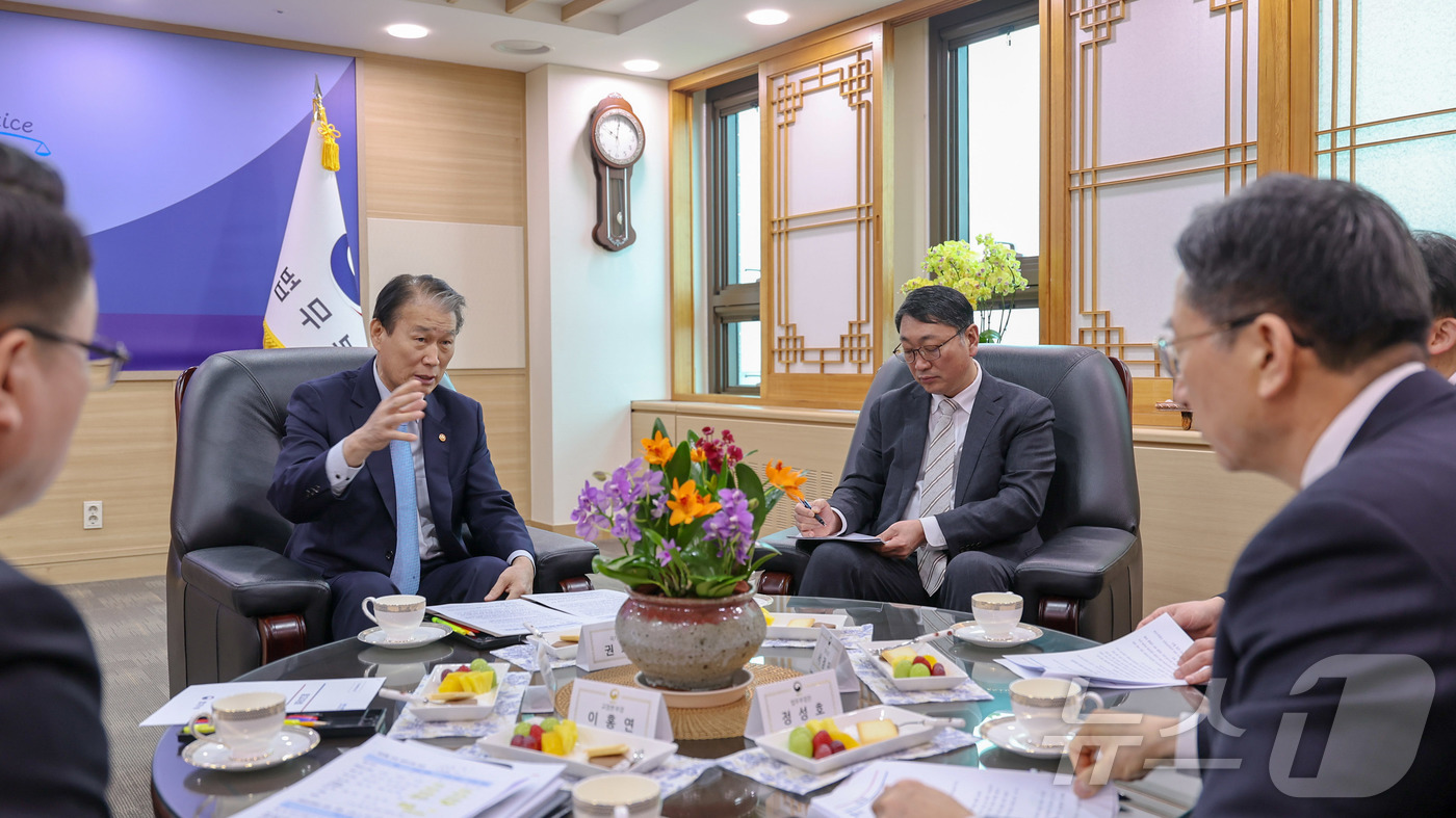 (서울=뉴스1) = 권오을 국가보훈부 장관이 18일 오전 경기도 과천시 정부과천청사 법무부에 방문해 정성호 법무부 장관과 친일재산귀속법 재제정안 입법을 위한 정책 협조 논의를 하고 …