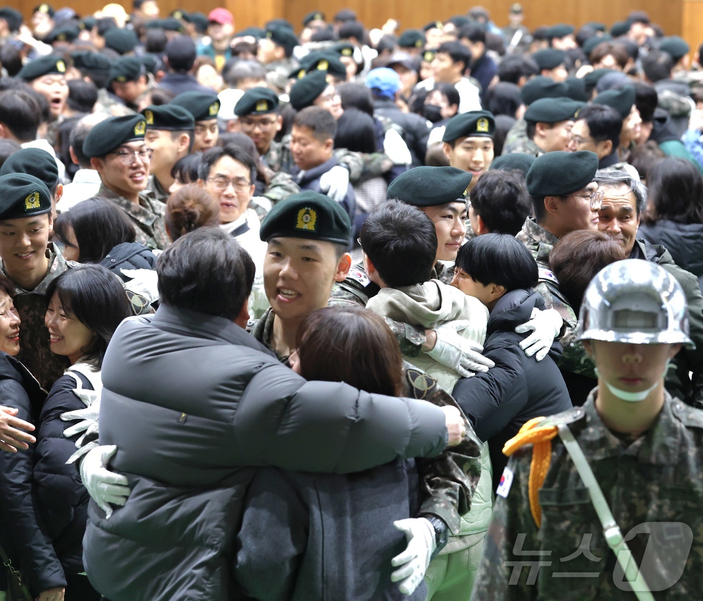 (임실=뉴스1) 유경석 기자 = 18일 전북 임실군 35사단 충경신병교육대대에서 올해 첫 입영 신병 수료식이 열린 가운데 신병교육을 마친 훈련병들이 부모님과 인사를 나누고 있다. …