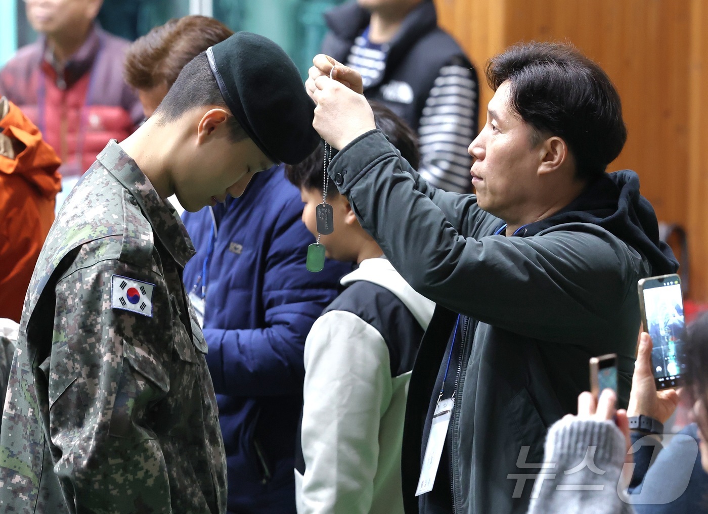 (임실=뉴스1) 유경석 기자 = 18일 전북 임실군 35사단 충경신병교육대대에서 올해 첫 입영 신병 수료식이 열린 가운데 신병교육을 마친 훈련병들이 부모님과 인사를 나누고 있다. …