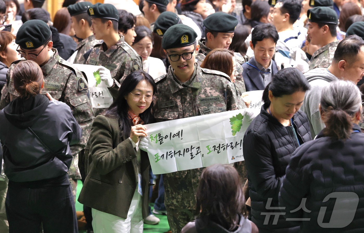 (임실=뉴스1) 유경석 기자 = 18일 전북 임실군 35사단 충경신병교육대대에서 올해 첫 입영 신병 수료식이 열린 가운데 신병교육을 마친 훈련병들이 부모님과 인사를 나누고 있다. …