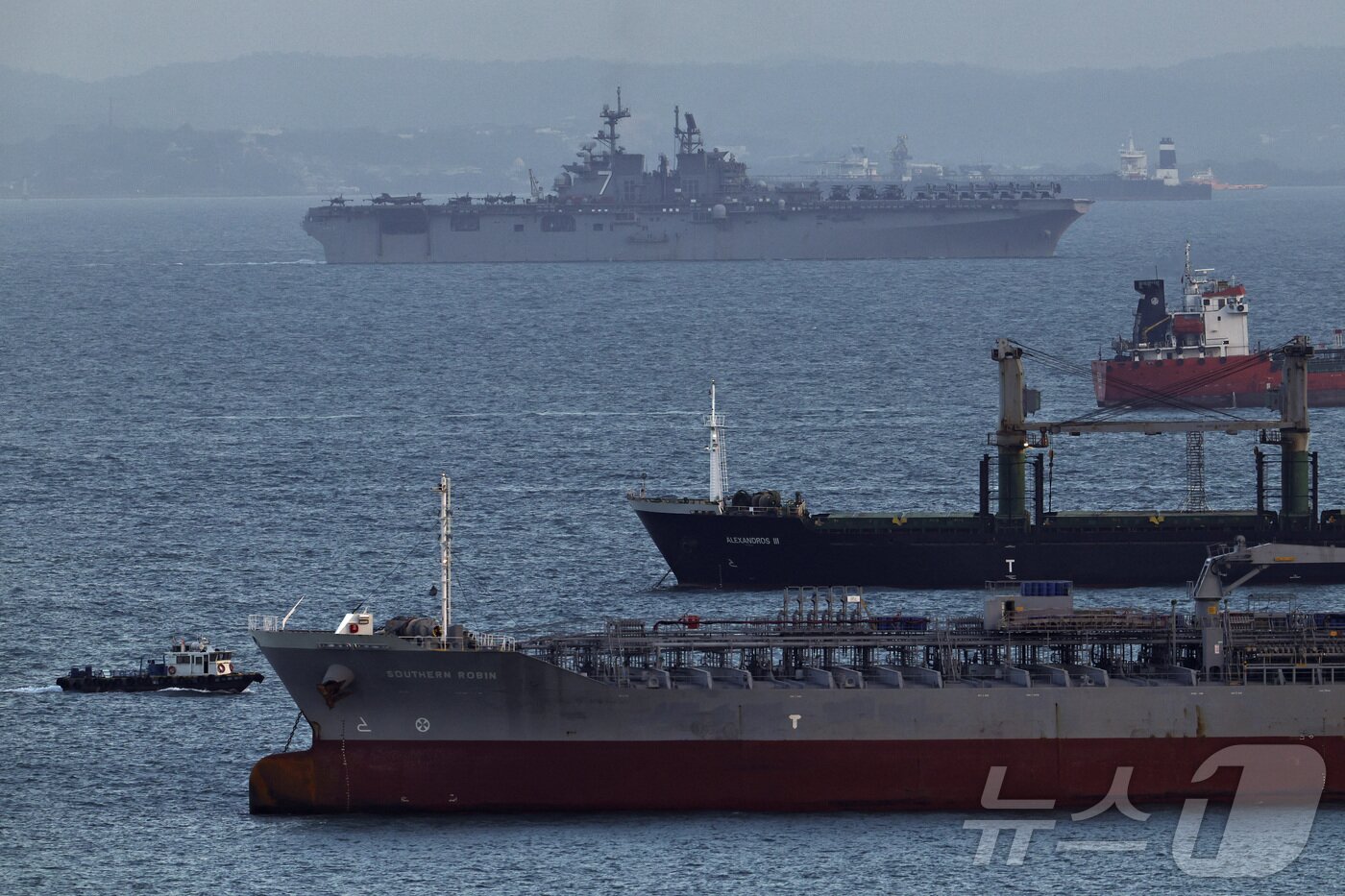 본문 이미지 - 17일(현지시간) 싱가포르에서 바라본 미 해군 상륙함 USS 트리폴리(LHA-7)의 모습 2026.03.17. ⓒ 로이터=뉴스1