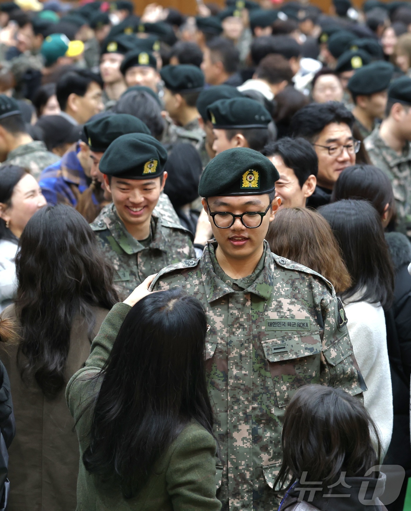 (임실=뉴스1) 유경석 기자 = 18일 전북 임실군 35사단 충경신병교육대대에서 올해 첫 입영 신병 수료식이 열린 가운데 신병교육을 마친 훈련병들이 부모님과 인사를 나누고 있다. …