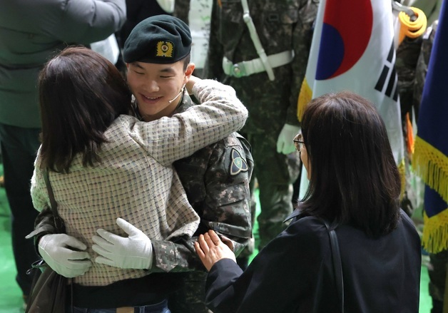 부모님과 포옹하며 인사하는 훈련병