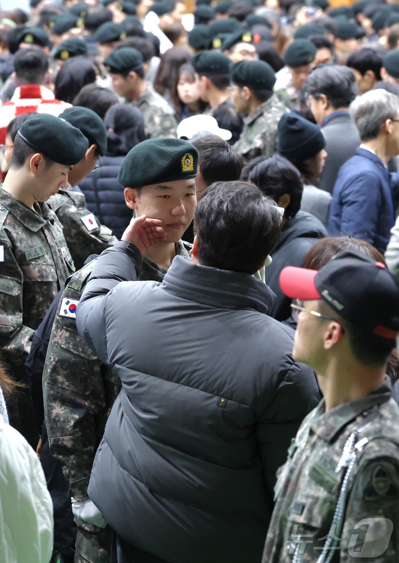 (임실=뉴스1) 유경석 기자 = 18일 전북 임실군 35사단 충경신병교육대대에서 올해 첫 입영 신병 수료식이 열린 가운데 신병교육을 마친 훈련병들이 부모님과 인사를 나누고 있다. …