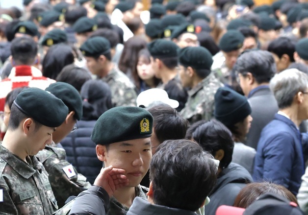아들 얼굴 만져보는 아버지