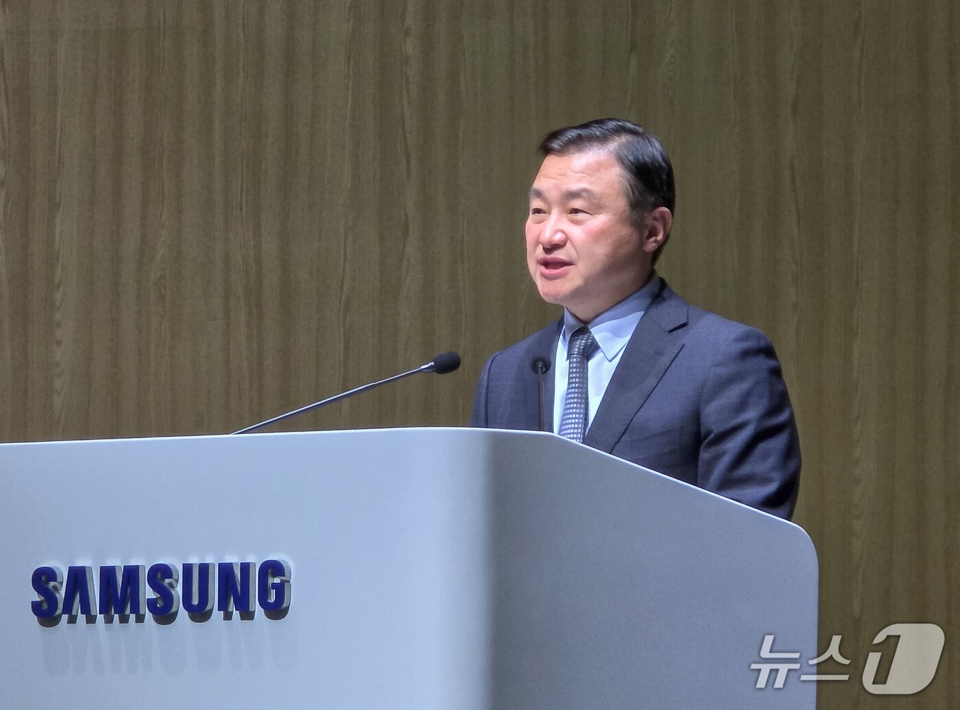 본문 이미지 - DX부문장인 노태문 삼성전자 대표이사 사장이 18일 오전 경기 수원시 수원컨벤션센터에서 열린 제57기 정기 주주총회에서 발언하고 있다. (사진제공 = 삼성전자) 