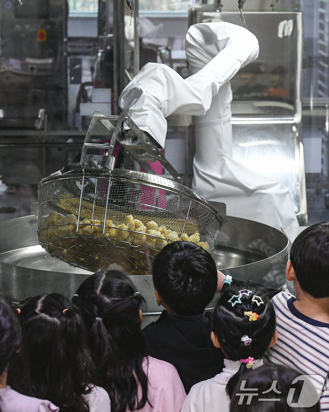 본문 이미지 - 18일 경기 수원시 장안구 대평초등학교 내 위치한 거점형 학교급식 튀김 지원실에서 1학년 학생들이 튀김 조리 로봇이 직접 가동되는 현장을 보고 있다. (공동취재) 2026.3.18 ⓒ 뉴스1 김영운 기자