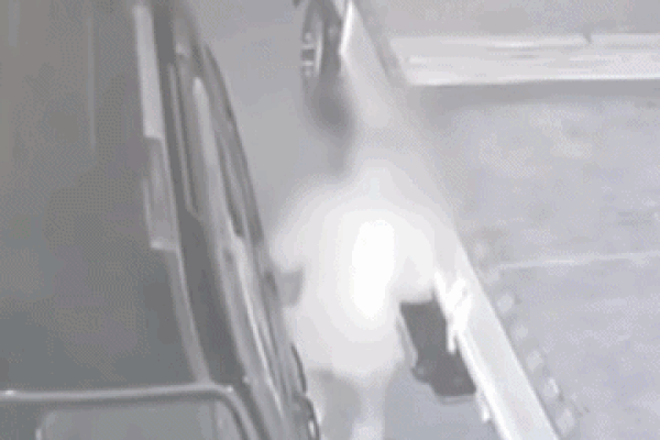 중동 사태에 애꿎은 화물차 수난…연료통 부수고 호스로 기름 '쭉쭉'[영상]