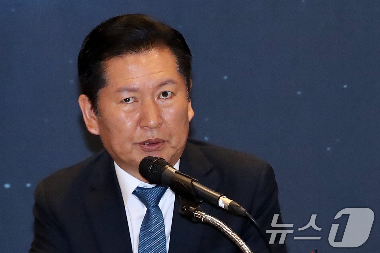 본문 이미지 - 정청래 더불어민주당 대표가 18일 오후 경남 진주 충무공동 MBC컨벤션진주에서 열린 민생 현장 최고위원회의에서 발언을 하고 있다. 2026.3.18 ⓒ 뉴스1 윤일지 기자