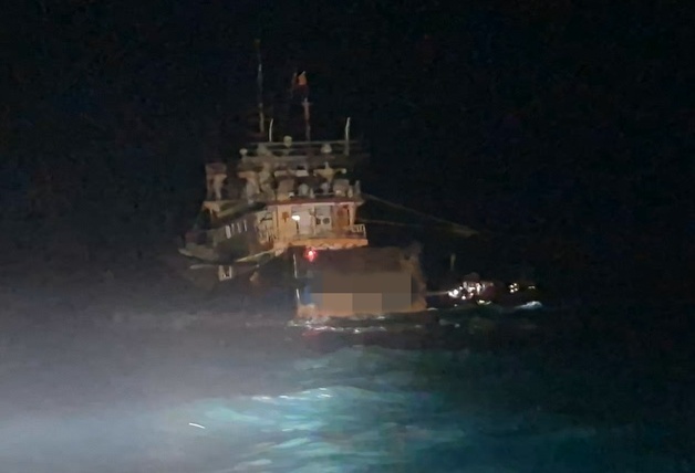 제주 바다서 몰래 조업하던 중국 어선 나포…해경, 화순항 압송