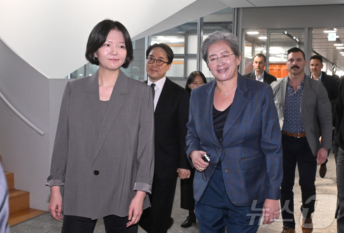 (성남=뉴스1) 김진환 기자 = 리사 수 AMD 최고경영자가 CEO가 18일 경기도 성남시 네이버 본사를 방문해 최수연 네이버 대표(왼쪽)와 함께 사옥을 둘러보고 있다. (공동취재 …