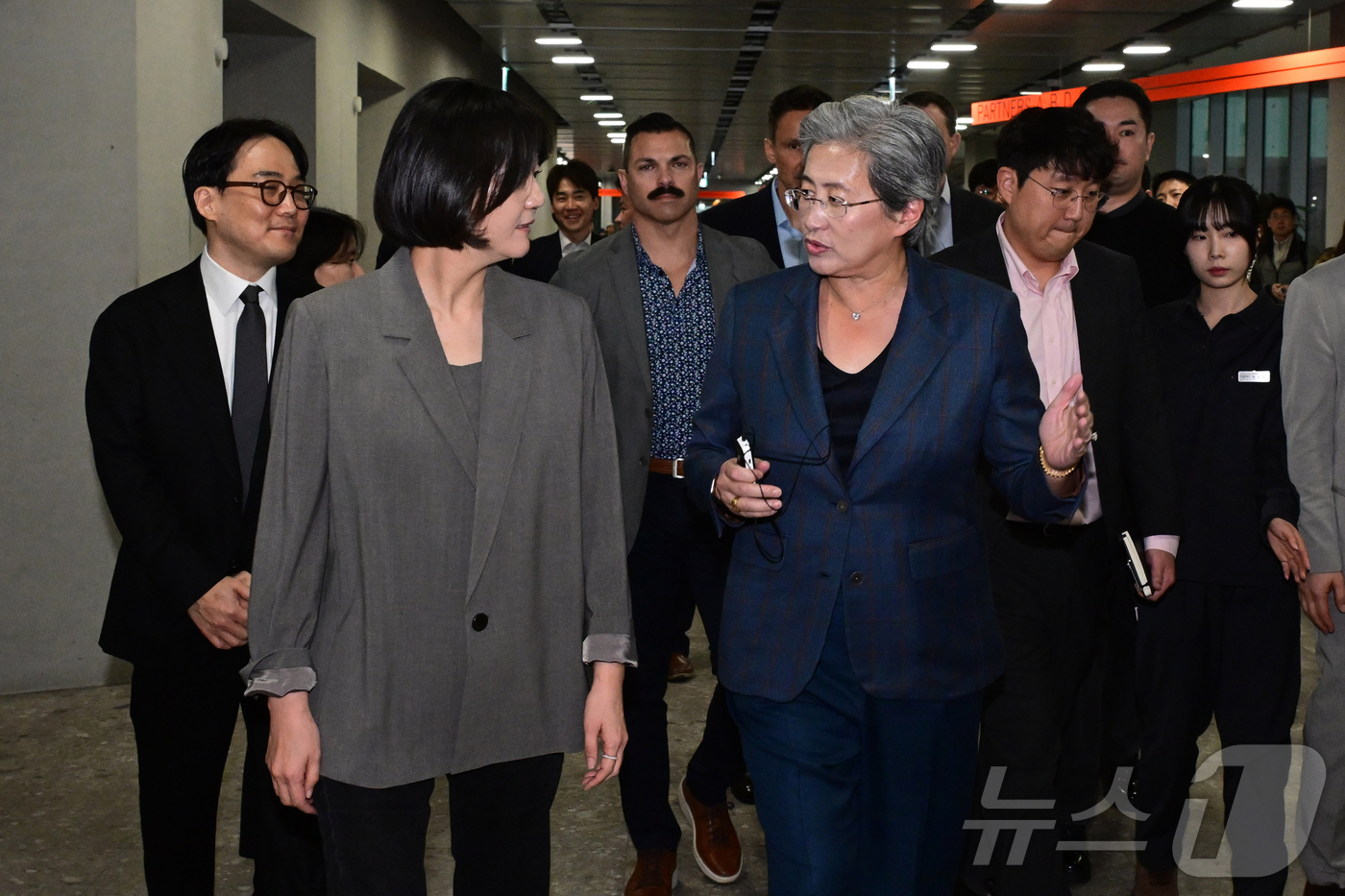 (성남=뉴스1) 김진환 기자 = 리사 수 AMD 최고경영자와 최수연 네이버 대표(왼쪽)가 18일 경기 성남시 분당구 네이버 사옥에서 대화하며 이동하고 있다. (공동취재) 2026. …