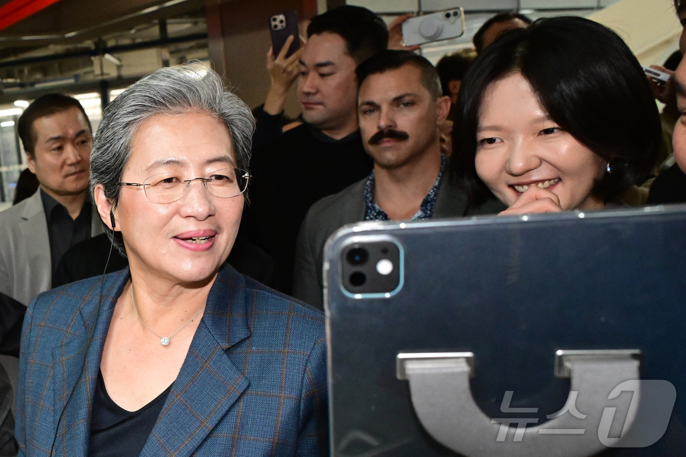 (성남=뉴스1) 김진환 기자 = 리사 수 AMD 최고경영자와 최수연 네이버 대표가 18일 경기 성남시 분당구 네이버 사옥에서 디지털트윈 전시와 관련해 설명을 듣고 있다. (공동취재 …