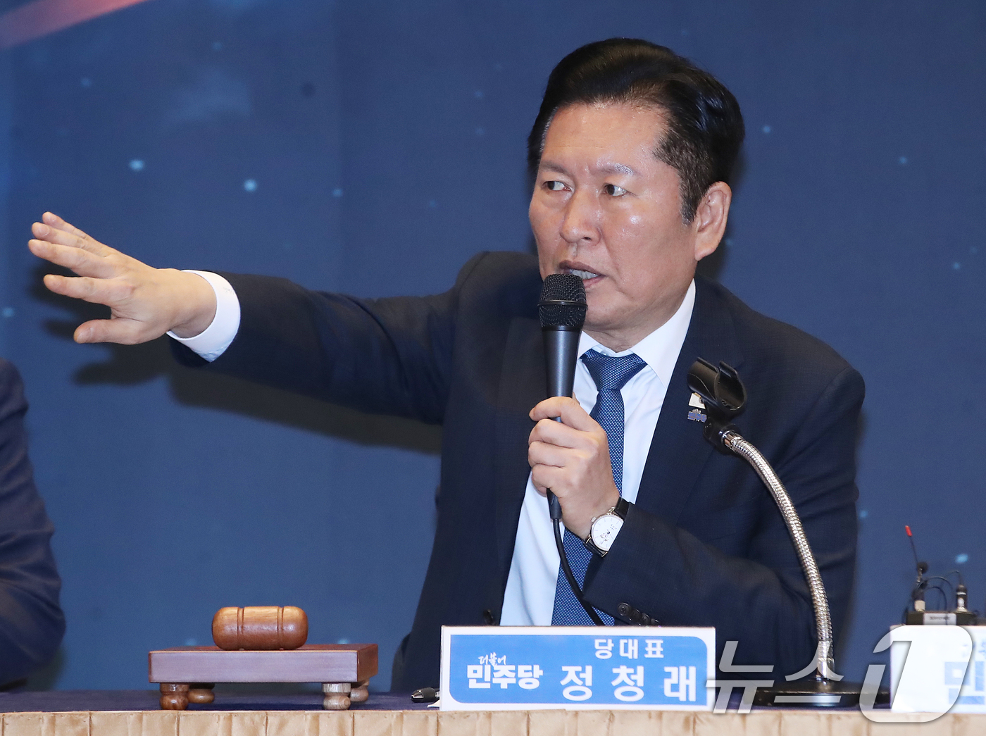 (진주=뉴스1) 윤일지 기자 = 정청래 더불어민주당 대표가 18일 오후 경남 진주 충무공동 MBC컨벤션진주에서 열린 민생 현장 최고위원회의에서 발언을 하고 있다.  2026.3.1 …