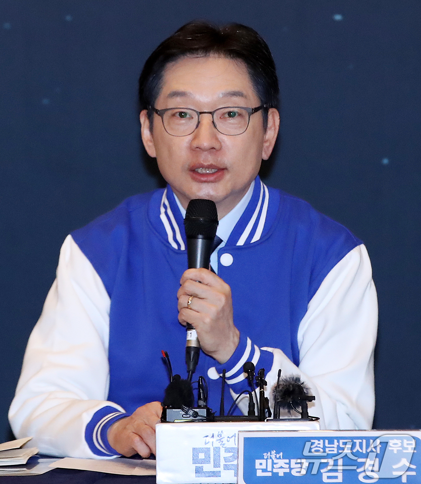 (진주=뉴스1) 윤일지 기자 = 김경수 더불어민주당 경남도지사 후보가 18일 오후 경남 진주 충무공동 MBC컨벤션진주에서 열린 민생 현장 최고위원회의에서 발언을 하고 있다. 202 …