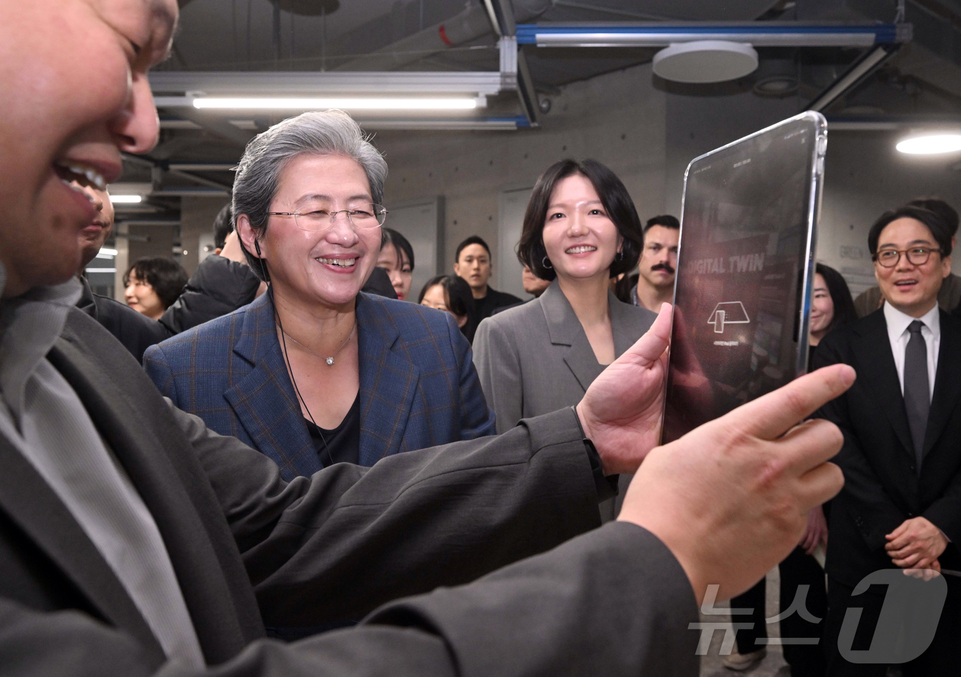 (성남=뉴스1) 김진환 기자 = 리사 수 AMD 최고경영자(CEO)와 최수연 네이버 대표(오른쪽)가 18일 경기 성남시 분당구 네이버 본사에서 디지털트윈 전시 관련 설명을 듣고 있 …