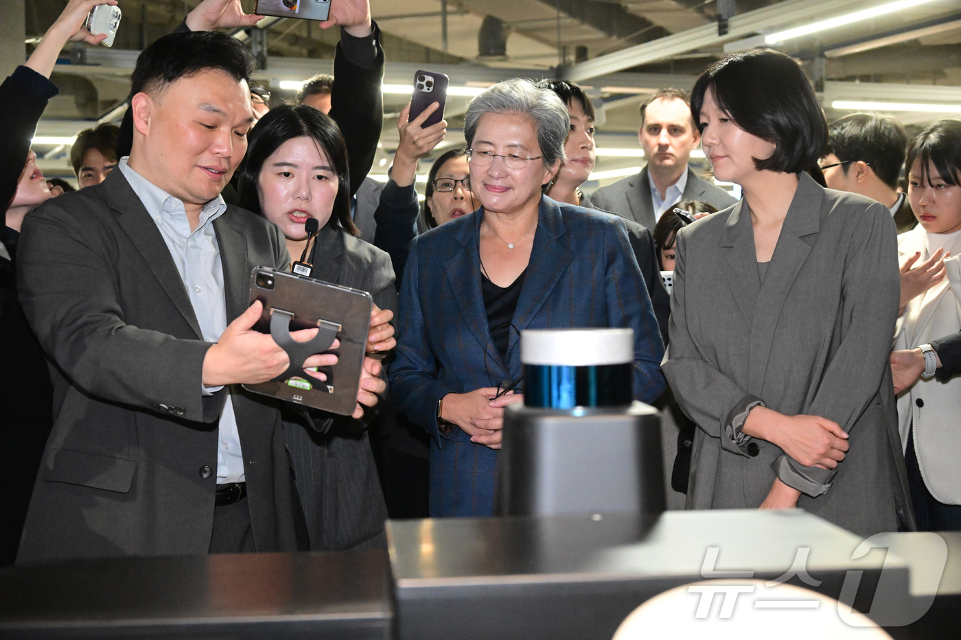 (성남=뉴스1) 김진환 기자 = 리사 수 AMD 최고경영자와 최수연 네이버 대표가 18일 경기 성남시 분당구 네이버 사옥에서 디지털트윈 전시와 관련해 설명을 듣고 있다. (공동취재 …