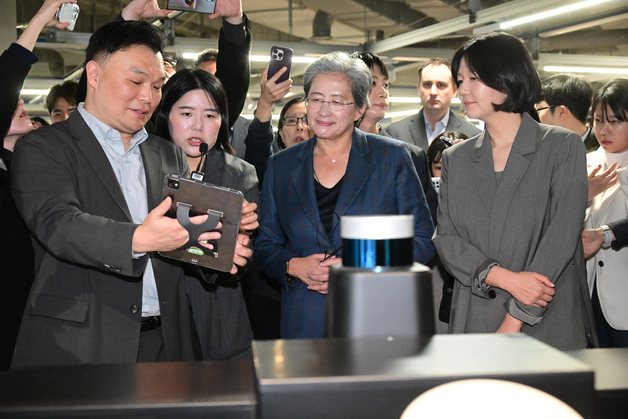 디지털트윈 전시 설명 듣는 리사 수 AMD CEO·최수연 네이버 대표