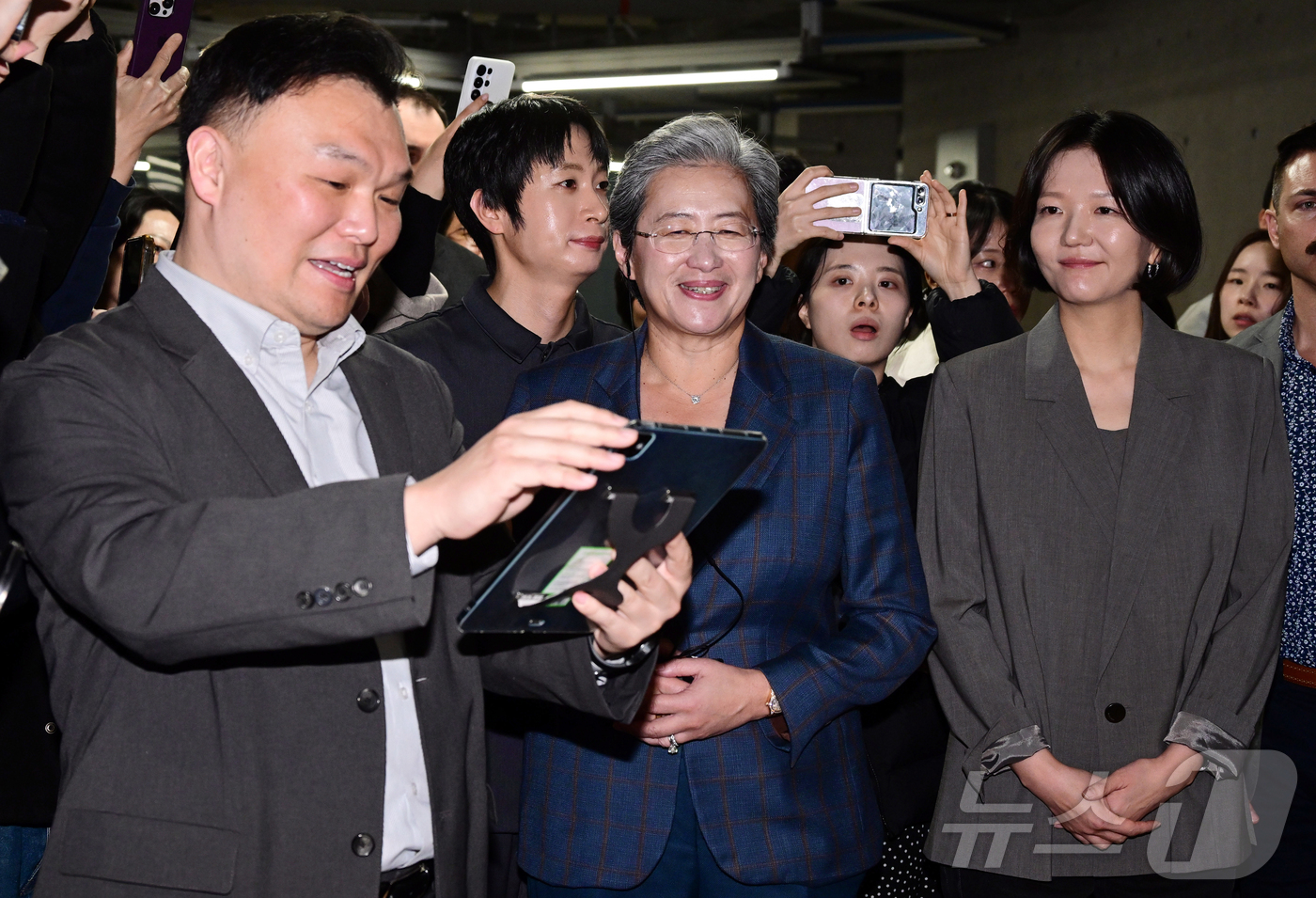 (성남=뉴스1) 김진환 기자 = 리사 수 AMD 최고경영자(CEO)와 최수연 네이버 대표(오른쪽)가 18일 경기 성남시 분당구 네이버 본사에서 디지털트윈 전시 관련 설명을 듣고 있 …