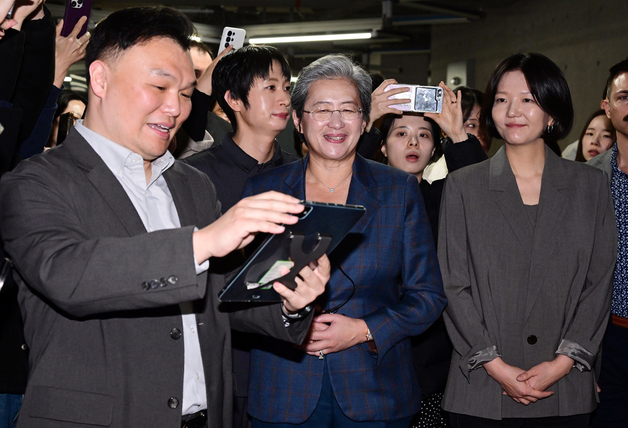 디지털트윈 전시 관련 설명 듣는 리사 수 CEO