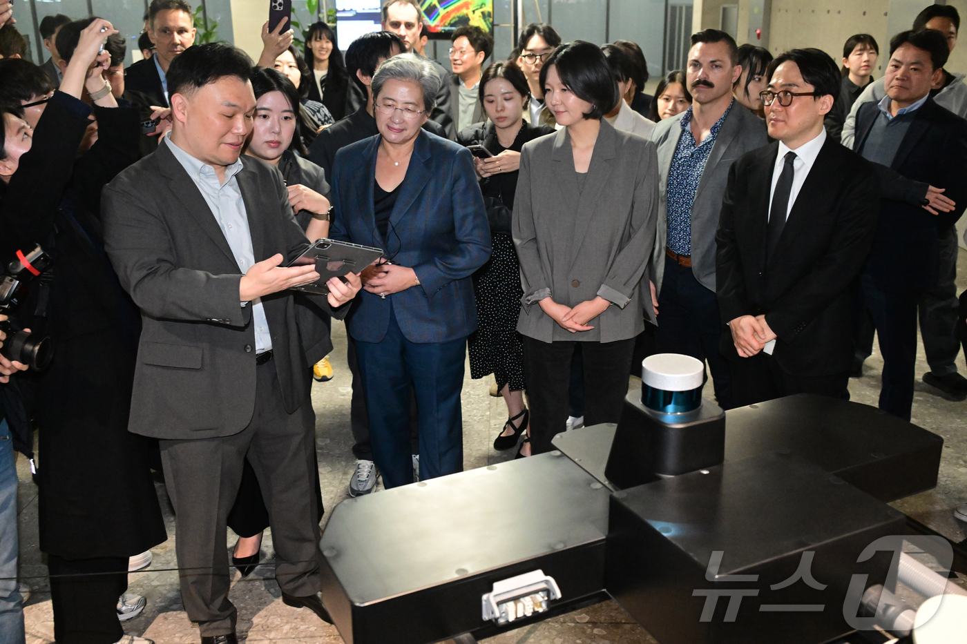 (성남=뉴스1) 김진환 기자 = 리사 수 AMD 최고경영자와 최수연 네이버 대표가 18일 경기 성남시 분당구 네이버 사옥에서 디지털트윈 전시와 관련해 설명을 듣고 있다. (공동취재 …