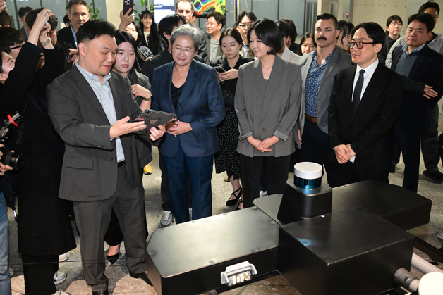 디지털트윈 전시 관련 설명 듣는 리사 수 최고경영자