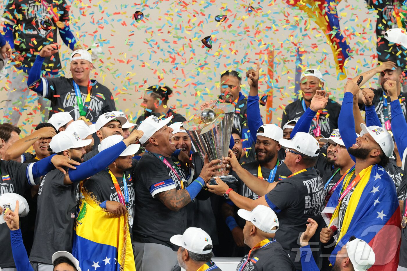본문 이미지 - 베네수엘라 야구대표팀 선수들이 18일(한국시간) 미국 플로리다주 마이애미의 론디포 파크에서 열린 2026 월드베이스볼클래식(WBC) 결승전에서 미국을 3-2로 꺾고 우승을 차지한 후 트로피를 들고 환호하고 있다. ⓒ 로이터=뉴스1