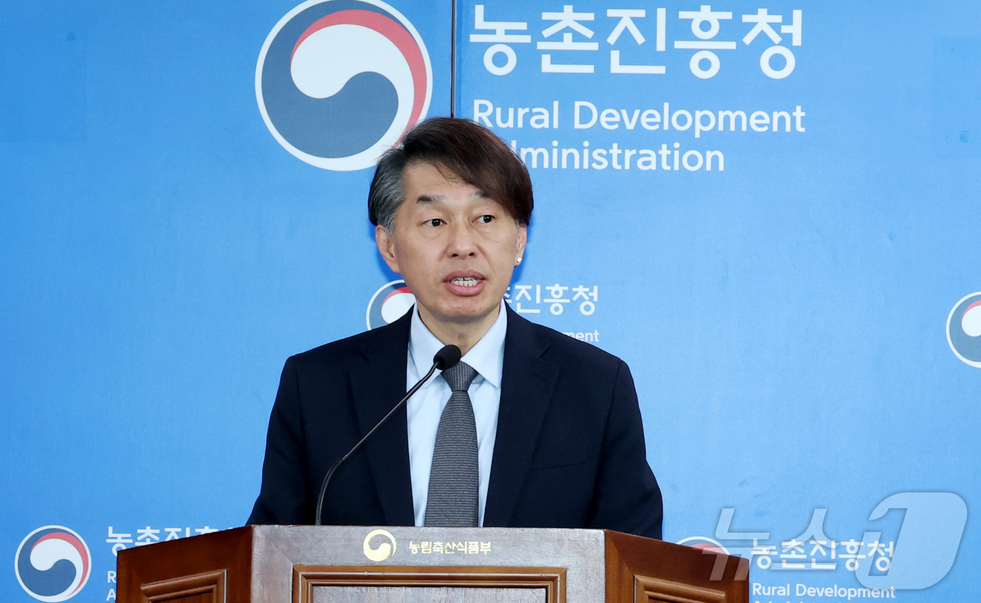 (세종=뉴스1) 김기남 기자 = 조용민 농촌진흥청 국립축산과학원 원장이 18일 세종시 정부세종청사에서  토종 제주흑돼지를 기반으로 개발한 신품종 난축맛돈의 산업화 성과를 발표하고 …