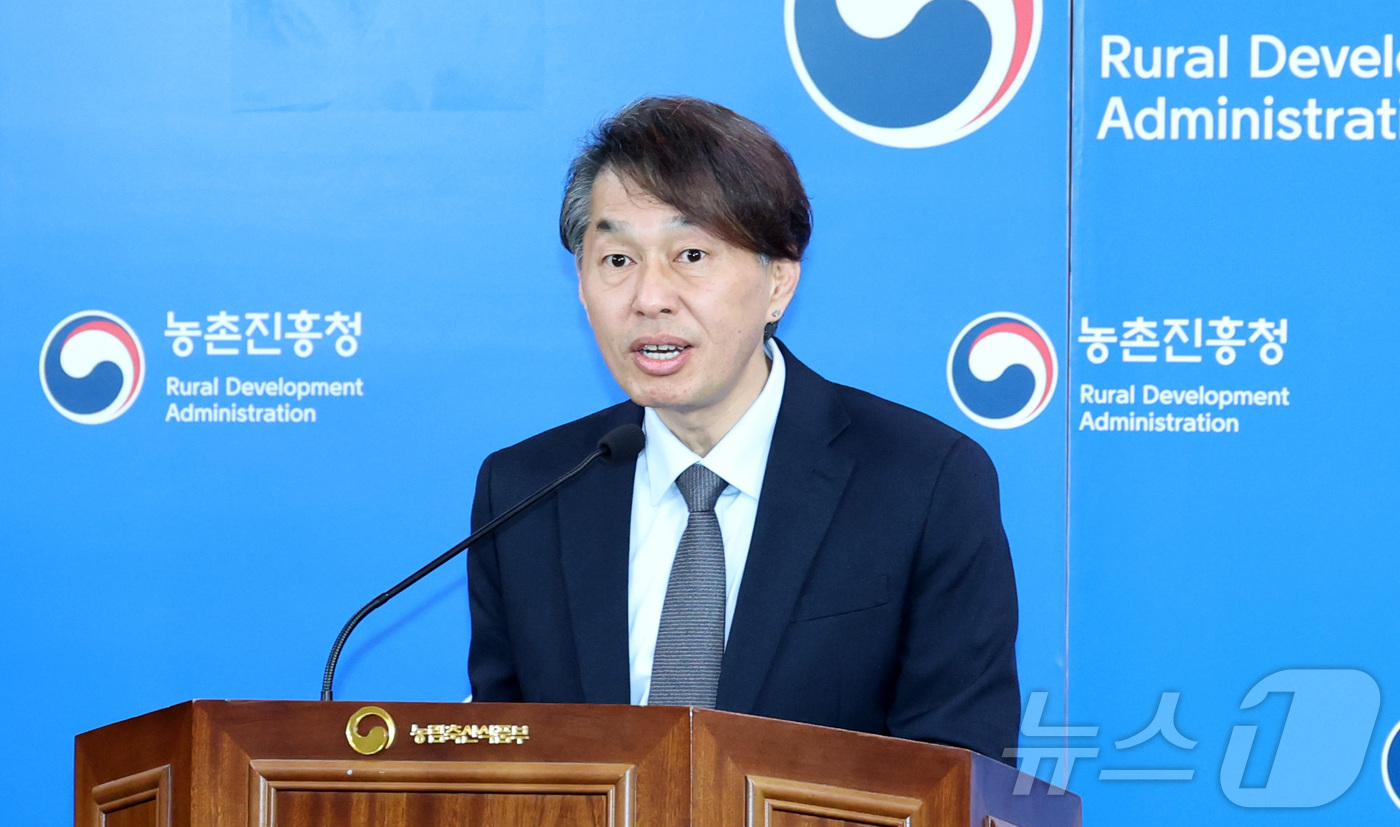 (세종=뉴스1) 김기남 기자 = 조용민 농촌진흥청 국립축산과학원 원장이 18일 세종시 정부세종청사에서  토종 제주흑돼지를 기반으로 개발한 신품종 난축맛돈의 산업화 성과를 발표하고 …