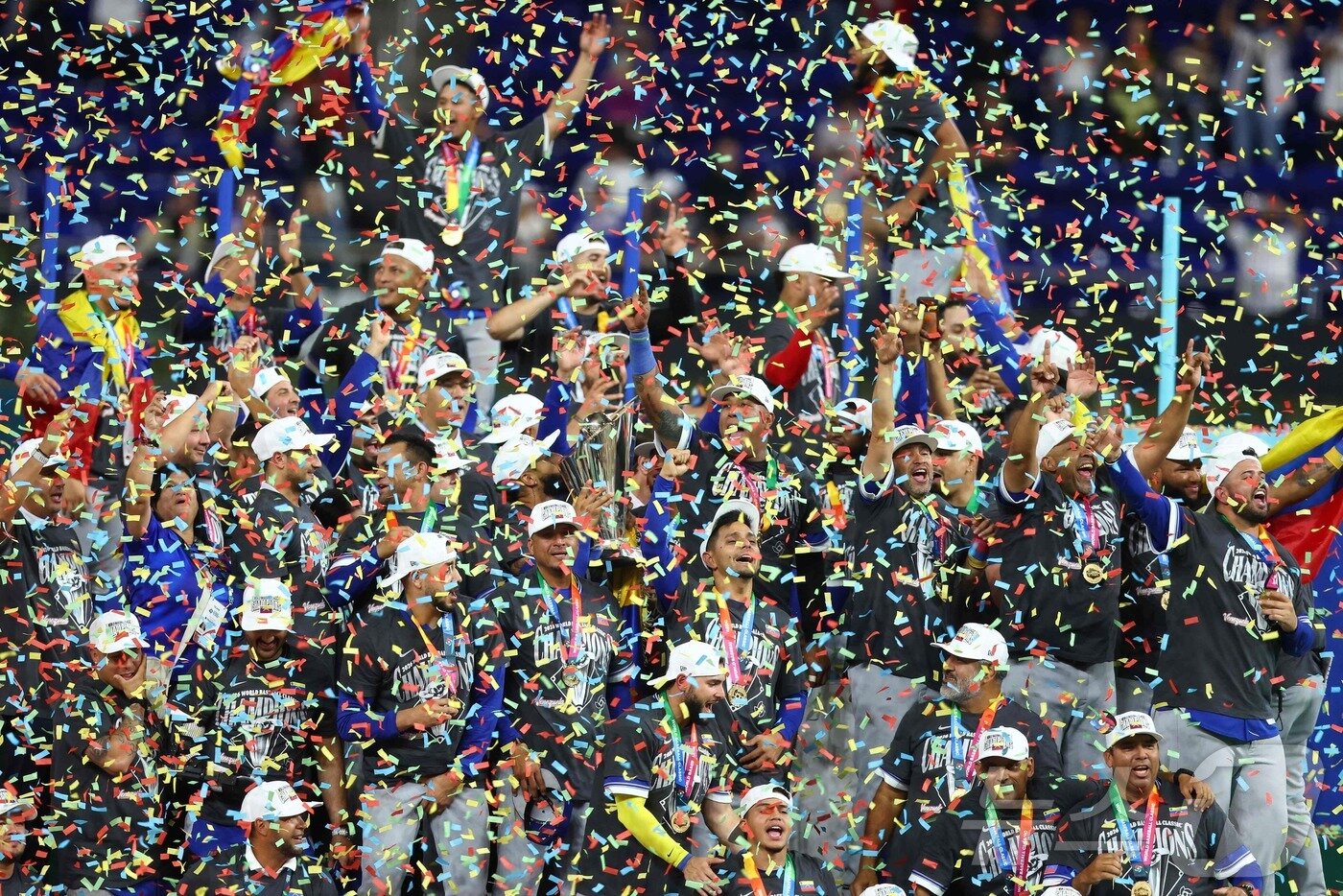 본문 이미지 - 베네수엘라 야구대표팀 선수들이 18일(한국시간) 미국 플로리다주 마이애미의 론디포 파크에서 열린 2026 월드베이스볼클래식(WBC) 결승전에서 미국을 3-2로 꺾고 우승을 차지한 후 환호하고 있다. ⓒ AFP=뉴스1