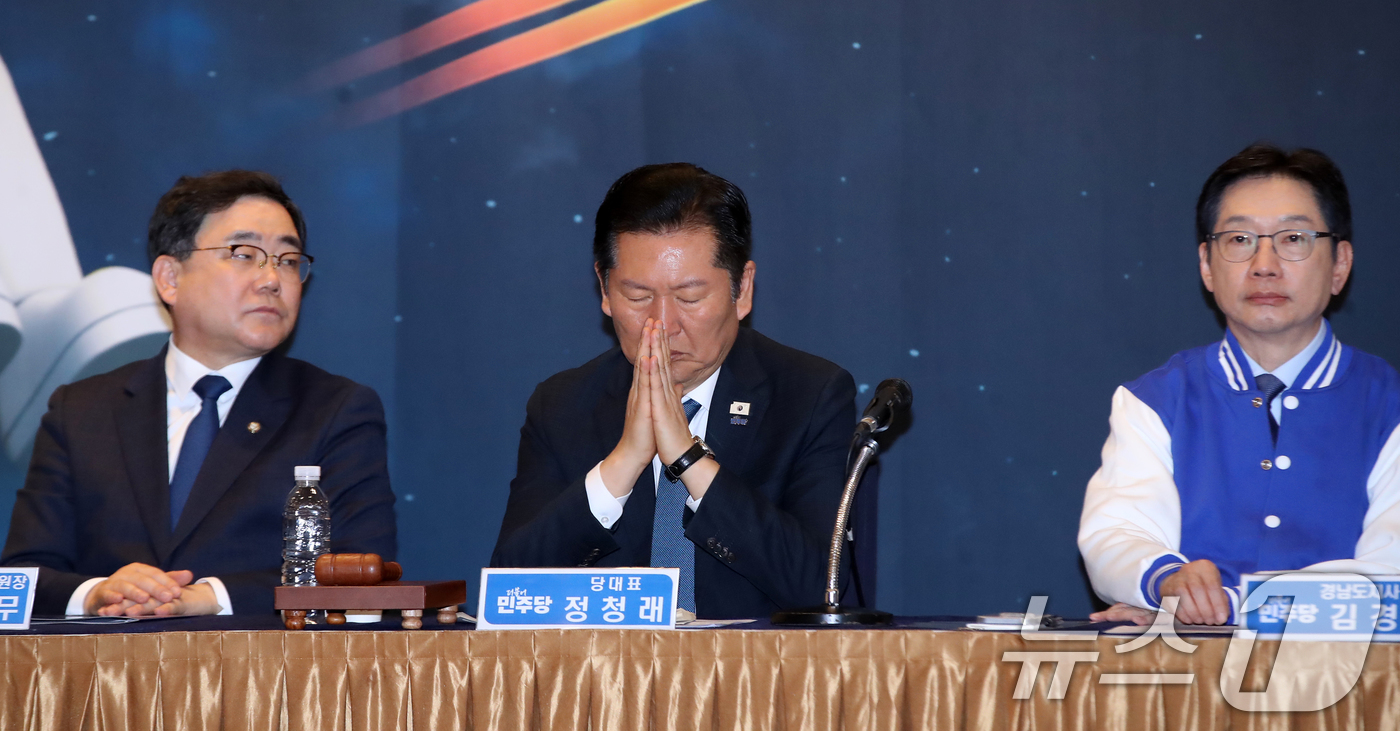 (진주=뉴스1) 윤일지 기자 = 정청래 더불어민주당 대표가 18일 오후 경남 진주 충무공동 MBC컨벤션진주에서 열린 민생 현장 최고위원회의에서 생각에 잠겨 있다.  2026.3.1 …