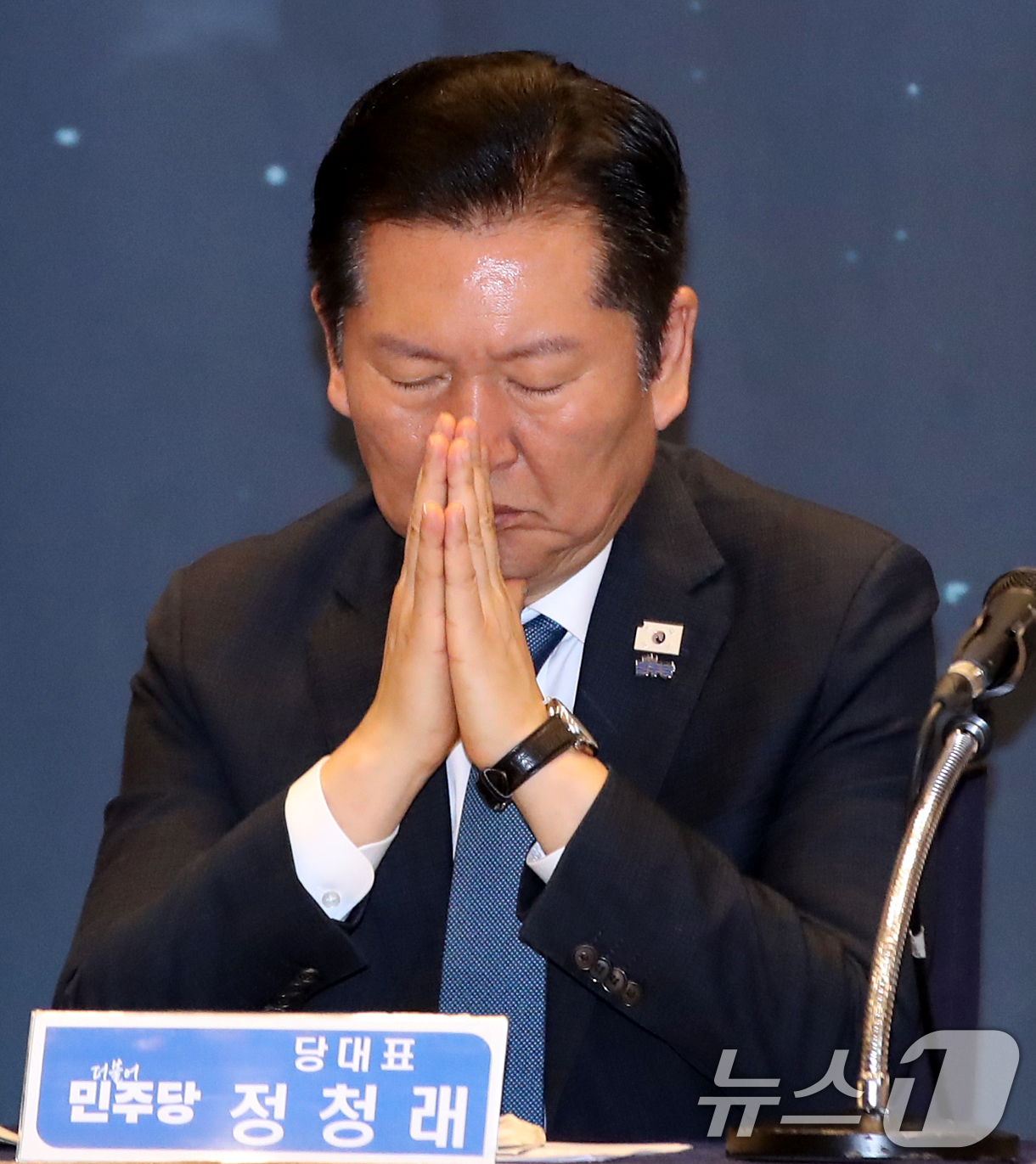 (진주=뉴스1) 윤일지 기자 = 정청래 더불어민주당 대표가 18일 오후 경남 진주 충무공동 MBC컨벤션진주에서 열린 민생 현장 최고위원회의에서 생각에 잠겨 있다.  2026.3.1 …