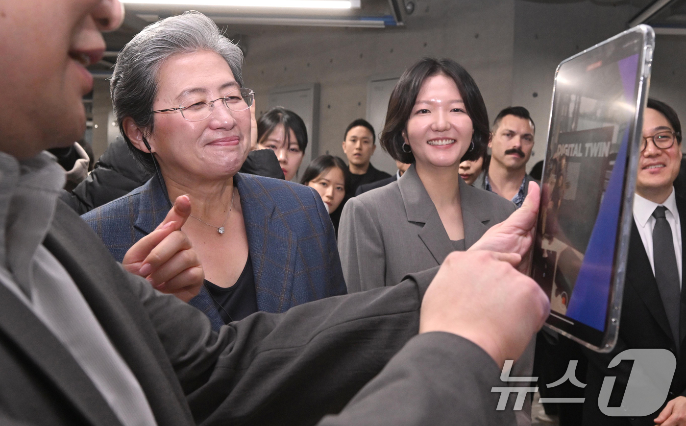 (성남=뉴스1) 김진환 기자 = 리사 수 AMD 최고경영자(CEO)와 최수연 네이버 대표(오른쪽)가 18일 경기 성남시 분당구 네이버 본사에서 디지털트윈 전시 관련 설명을 듣고 있 …